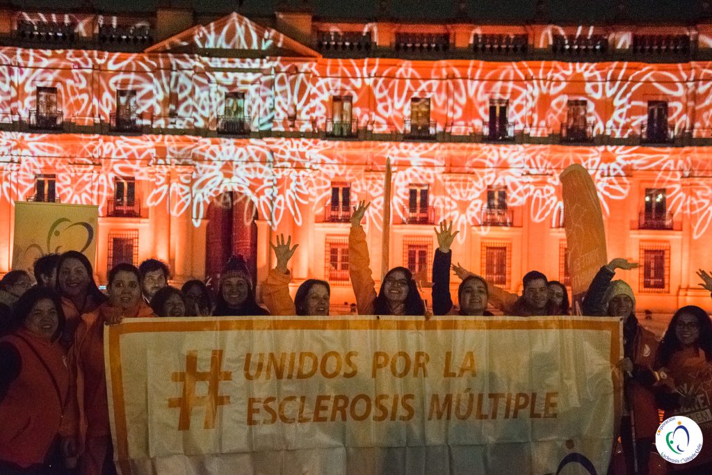 #IluminEMosChile pinta al país de naranjo este Día Mundial de la EM